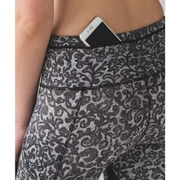 Lululemon Outrun 17" Crop Womens Size 4 Activewear Mini Cinder Lace White Black - Picture 6 of 13